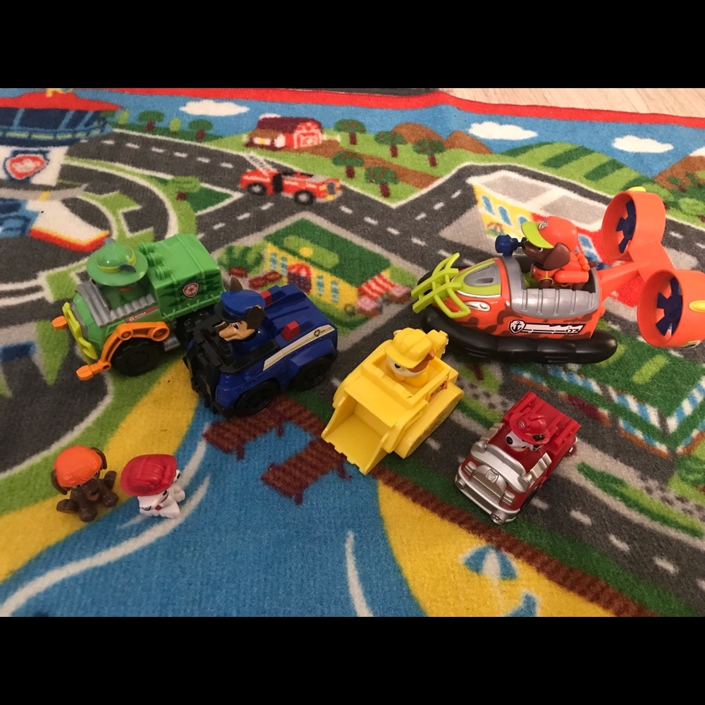 Paw Patrol play carpet and figures